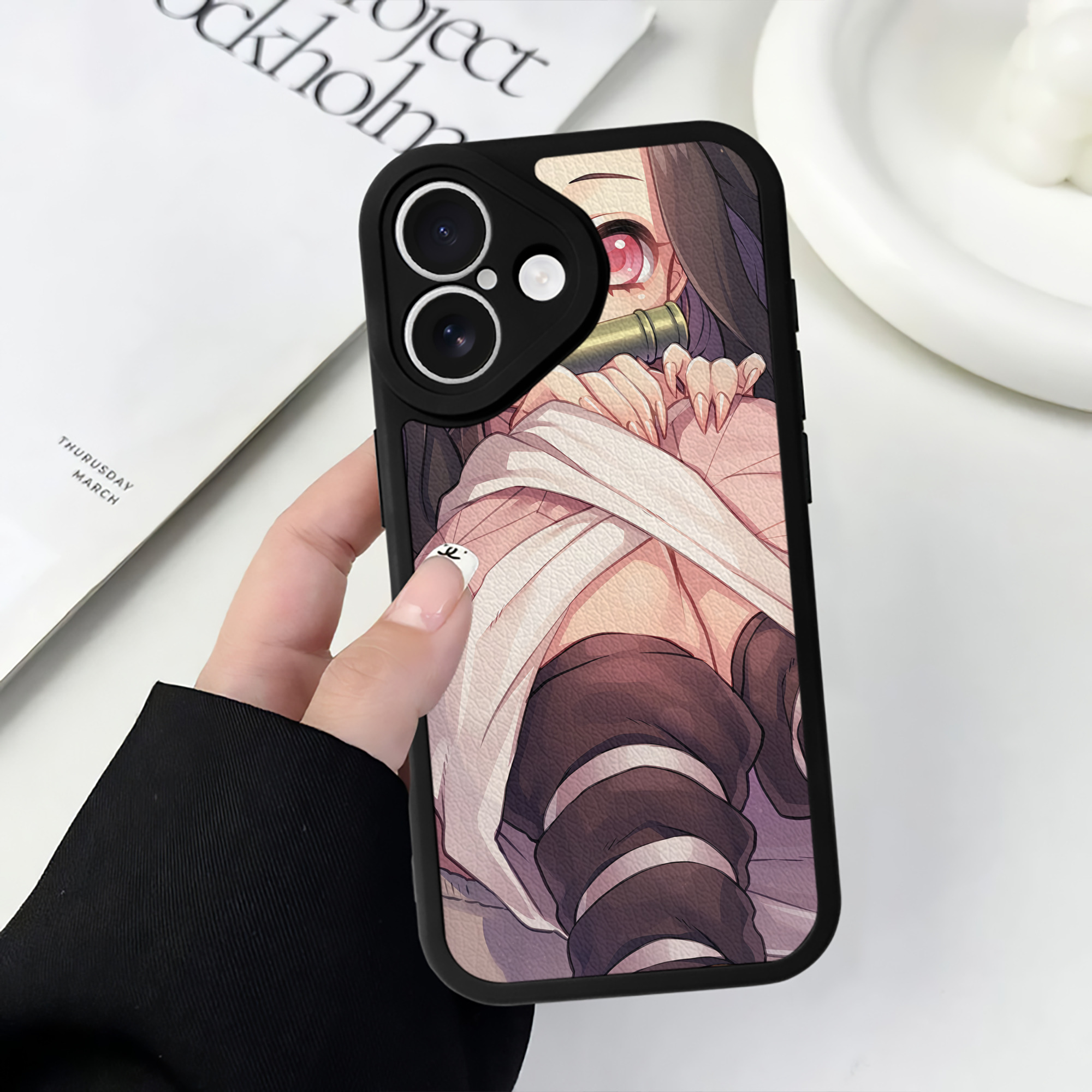 （画像用） 鬼滅の刃（きめつのやいば）竈門 禰󠄀豆子／かまど ねずこ Kamado Nezuko 【iPhone 16シリーズ対応】シリコンスマホケース（レザー調） 材質：シリコン